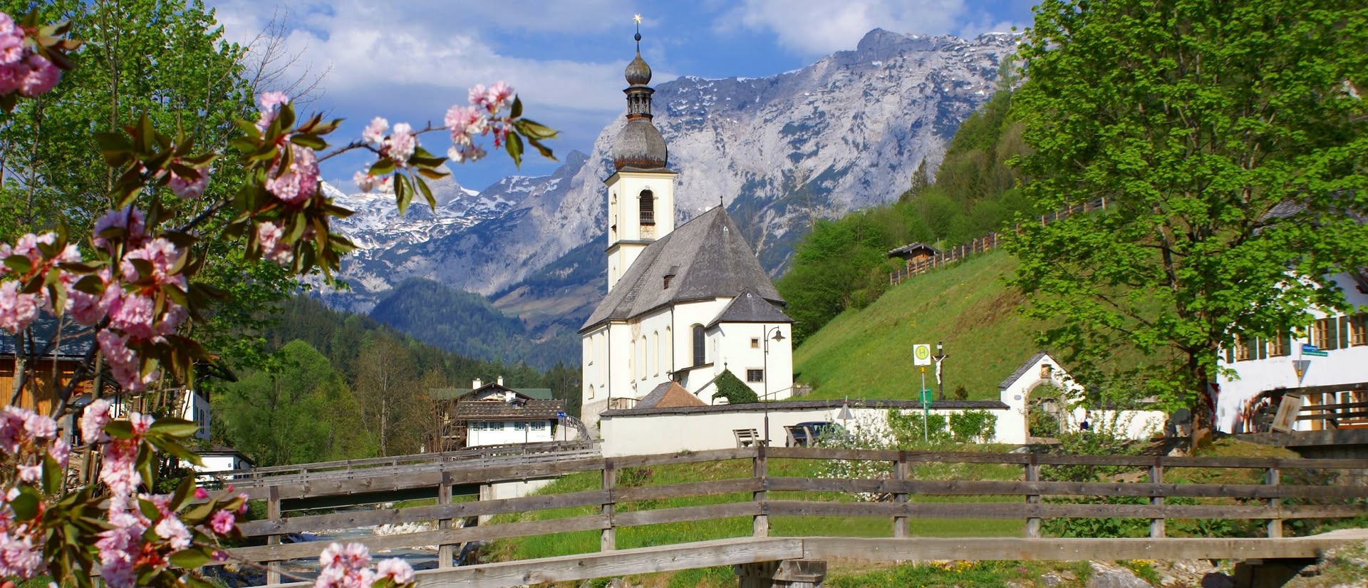Die Ramsauer Kirche St. Sebastian im Berchtesgadener Land vor idyllischer Alpenkulisse