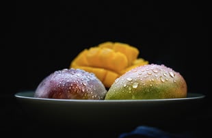 Im Studio wird getrickst: Für die Wassertropfen wird einfach Glyzerin verwendet. Foto: Pixabay. Vor einem dunklen Hintergrund wird eine Schale mit Obst abgebildet.