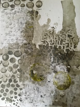 Ein Acrylmalerei im abstrakten Stil von Anita Hörskens. Das Werk ist in einer Vielzahl an Grautönen gehalten und weist verschiedene Texturen auf.