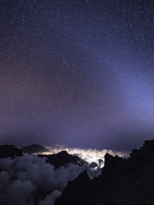Eine Fotografie von Christian Westphalen, in der einen Nachthimmel dargestellt wird.