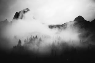 Eine Berglandschaft fotografiert in schwarzweiß. 
