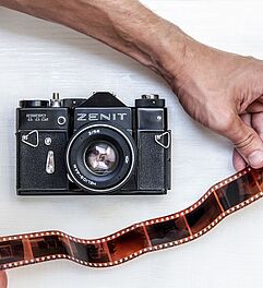 Warum analog fotografieren? Fotografieren lernen im Fotokurs oder Fotoworkshop. Foto: NordWood Themes/Unsplash.
