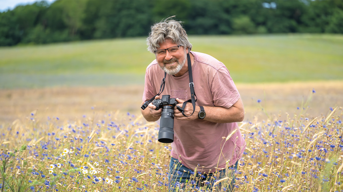 Fotograf inmitten eines Blumenfeldes