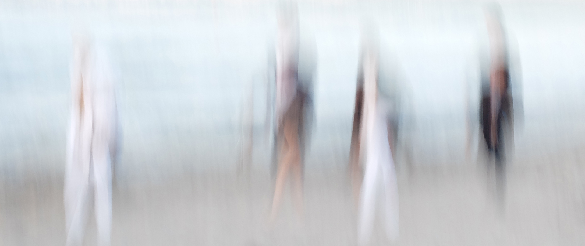 Verschwommen abstrakt fotografierte Menschen an einem hellen Ort.