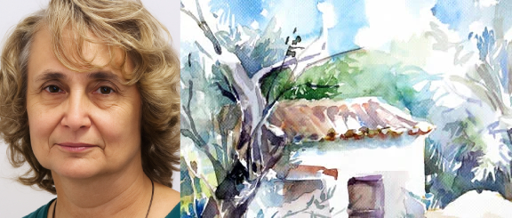 Eine lächelnde Frau mit grauen Locken (Dozentin Christine Brandstätter), daneben ist eines ihrer Aquarellwerke