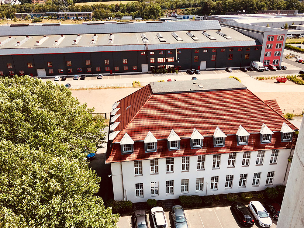 Vogelperspektiven-Ansicht eines großen weißen Hauses in einem Industriegebiet in Hattingen