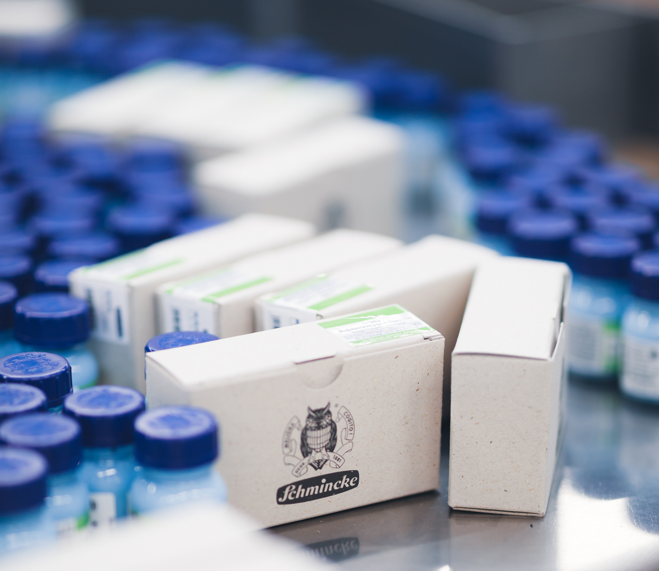 Fläschchen und kleine Pappkartons mit einer blauen Farbe von Schmincke